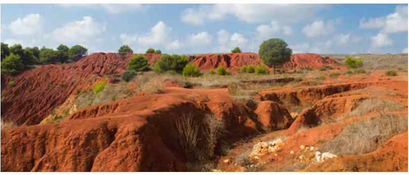 أوضح نوع التجوية التي حدثت في صخور المنطقة الظاهرة في الصورة، متوقعاً البيئة أوضح نوع التجوية التي حدثت في صخور المنطقة الظاهرة في الصورة، متوقعاً البيئة